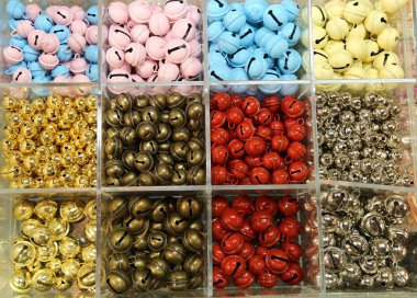 kolye ya da bilezik oluşturmak için renkli çan sesi