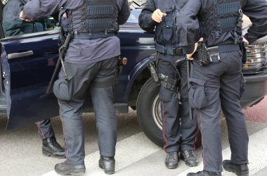 f karakoldaki polis isyan dişli terro denetlemek için bir barikat sırasında