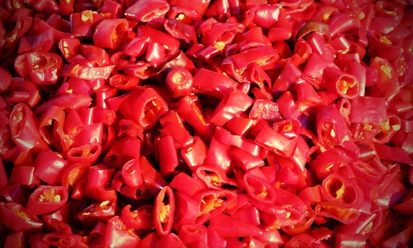 Fond de poivrons rouges épicés coupés — Photo