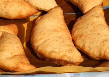 İtalyanca Panzerotti veya Pizza Puff ile kızarmış ekmek dolması