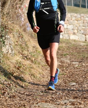 açık bir yarış sırasında koşan adam