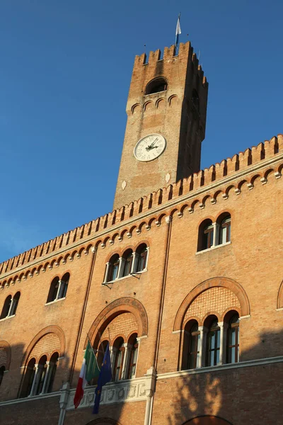 Högt torn av slotten av de tre hundra i Piazza dei tecken — Stockfoto