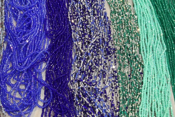Długie naszyjniki z koralików na sprzedaż w czasie gioilleria — Zdjęcie stockowe