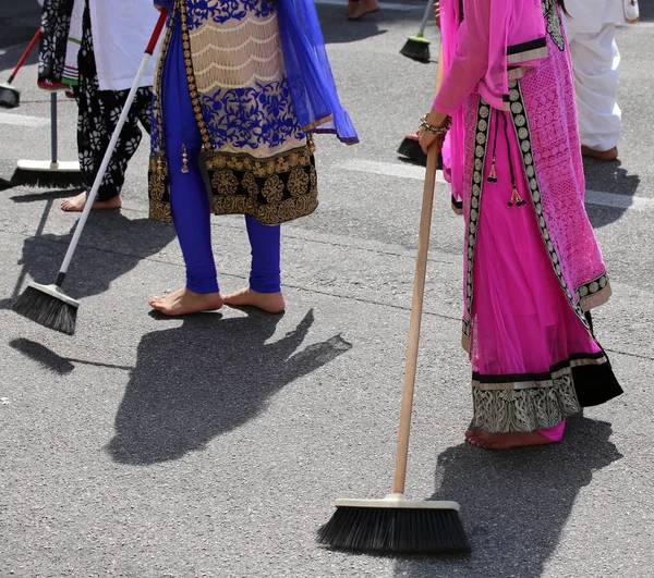 Muitas mulheres Sikhs descalças durante a eliminação da estrada — Fotografia de Stock