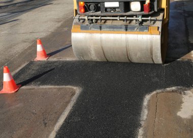 trafik konileri ve ağır yol silindiri