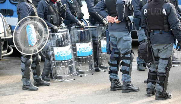 Policja z tarczami i riot gear podczas wydarzenia w mieście — Zdjęcie stockowe