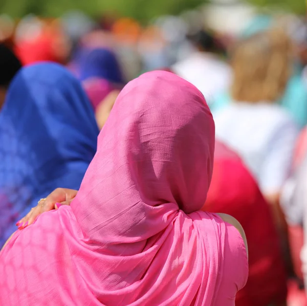 Сикхів жінок з вуаллю над їх головами під час ходи в — стокове фото