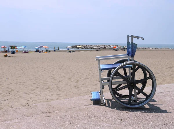 Специальное инвалидное кресло с большими стальными колесами — стоковое фото