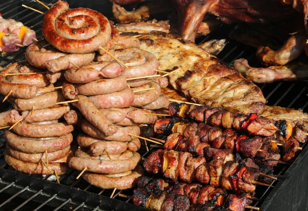 Bir sürü domuz ve sığır eti satan sokak gıda durak — Stok fotoğraf