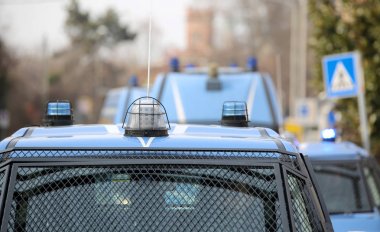 birkaç polis otomobil ve karakol t zırhlı araçlar ile konvoy