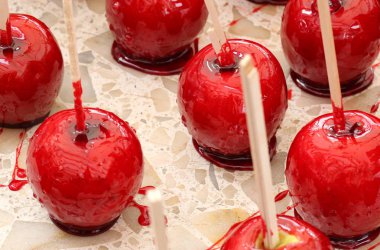 kırmızı elma ile karamelize şeker kaplı