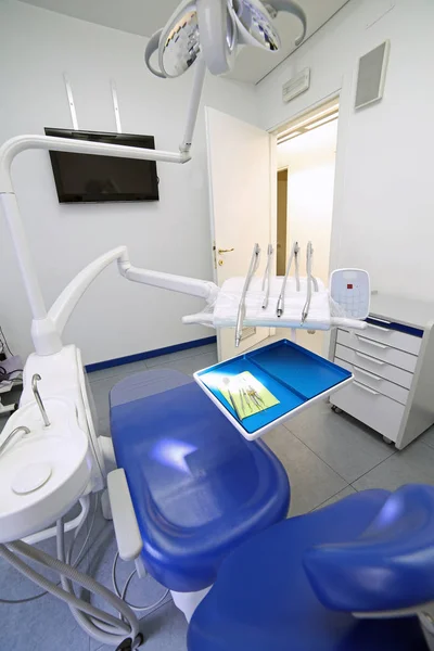 Clinique dentaire avec chaise spéciale et équipement de soins dentaires photo — Photo