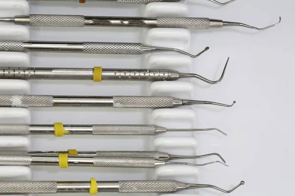 Tandheelkundige instrumenten voor tand schoonmaken en cariës controle en de reten — Stockfoto
