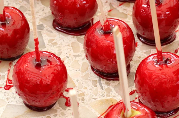 Roter Apfel mit karamellisiertem Zucker überzogen — Stockfoto