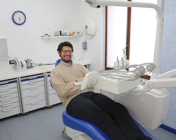 Uśmiechnięty mężczyzna dorosły czeka dentysta w chirurgii stomatologicznej — Zdjęcie stockowe