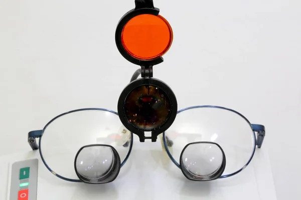 Óculos especiais com quatro lentes e um farol infravermelho para Surg — Fotografia de Stock