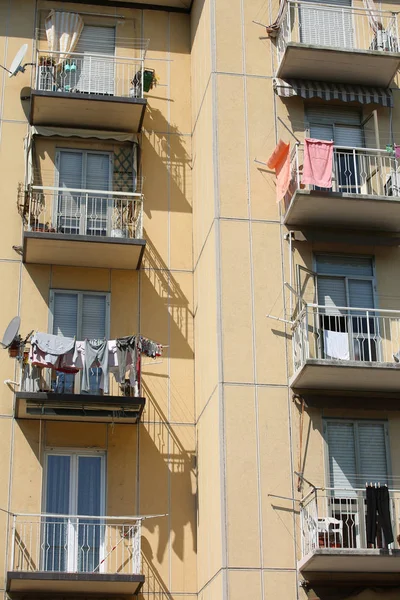 Arranha-céus com terraços e roupas penduradas — Fotografia de Stock