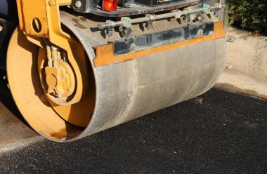 yol silindiri ayrıntılı bir Sokağı'nın siyah Asfalt ile