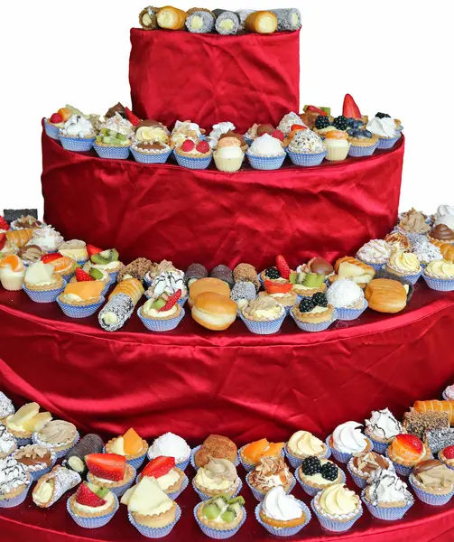 Много торта со сливками и фруктами во время свадебного обеда на белом — стоковое фото