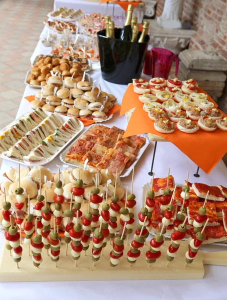 Sanduíches saborosos e muitos lanches na mesa do restaurante — Fotografia de Stock