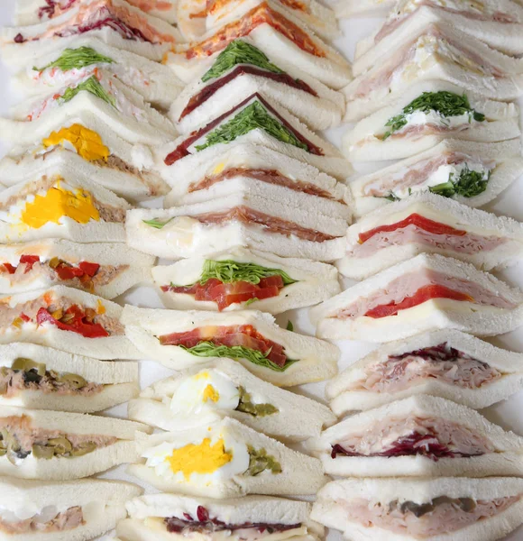 Savoureux sandwichs au buffet pendant la fête — Photo