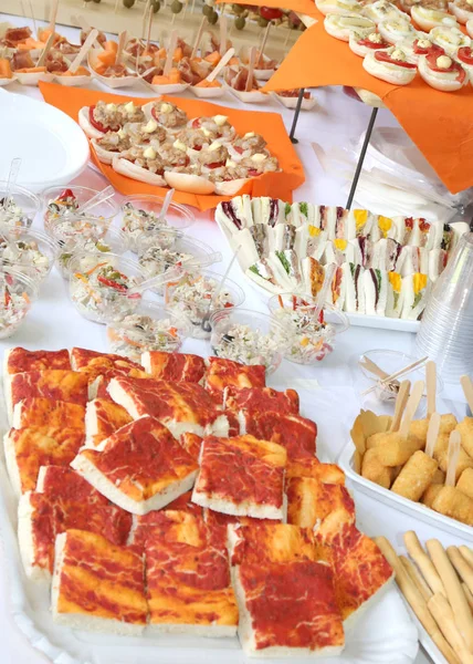 Sabrosos sándwiches y pizza en la mesa del restaurante para bodas —  Fotos de Stock