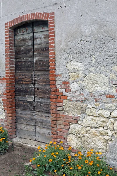 Porte en bois d'une ancienne ferme — Photo