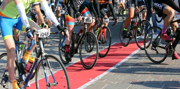 Vicenza, VI, Itália - 30 de abril de 2017: Grupo de ciclistas com raci — Fotografia de Stock