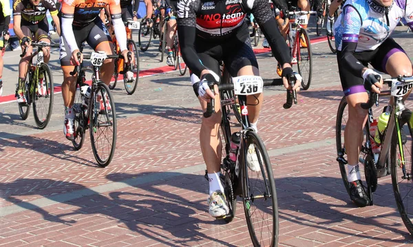 Vicenza, VI, Italia - 30 de abril de 2017: ciclistas con motos de carreras —  Fotos de Stock