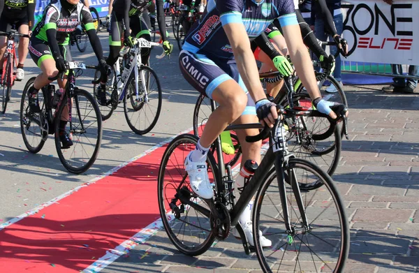 Vicenza, VI, İtalya - 30 Nisan 2017: bisiklet yarış olan bisikletçiler — Stok fotoğraf