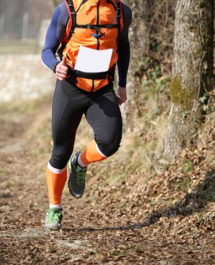 Atlet hızlı triatlon yarış sırasında dağ trai üzerinde çalışır.
