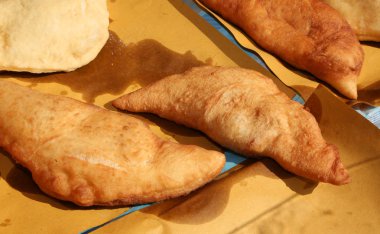 Büyük İtalyan kızarmış ekmek Panzerotti veya Pizza Puff denir