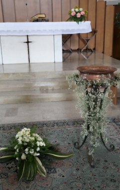 vaftiz yazı tipi Düriye ile Hıristiyan kilisenin sunak beyaz
