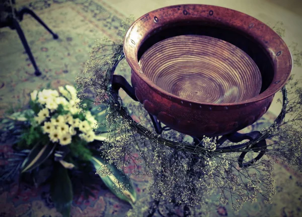 Ancient Small baptismal fonte em cobre — Fotografia de Stock