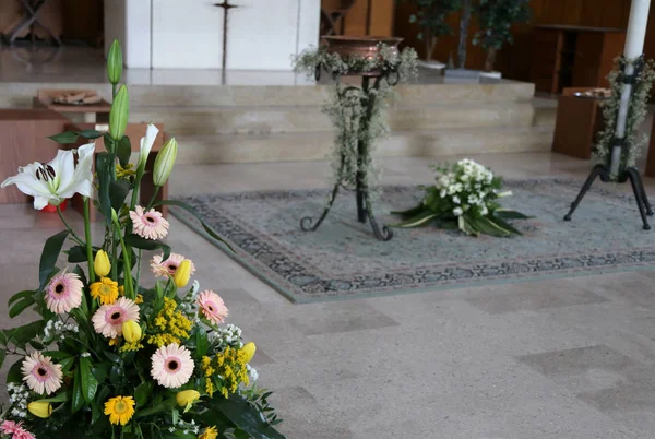 Celebrazione battesimale all'interno di una chiesa cristiana con fiori — Foto Stock