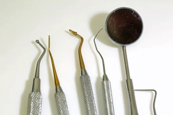 Herramientas dentales para la limpieza de dientes y control de caries —  Fotos de Stock