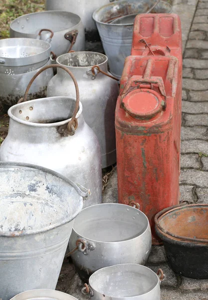 Caixas e baldes de metal usados para transportar o leite — Fotografia de Stock