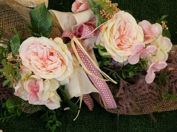 Decoración floral con rosas y hojas — Foto de Stock