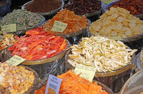 Frutas para venda no mercado italiano com os nomes dos frutos i — Fotografia de Stock