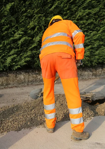 Man at work with high visibility clothing in the construction si — Stock Photo, Image