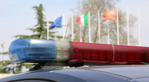 Coche de policía con banderas italianas en el fondo — Foto de Stock