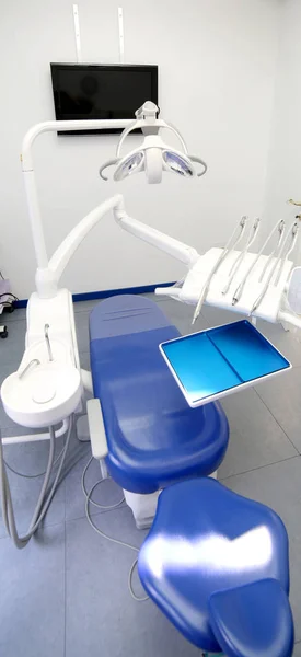 Salle de clinique dentaire avec chaise spéciale et instrumentation pour de — Photo
