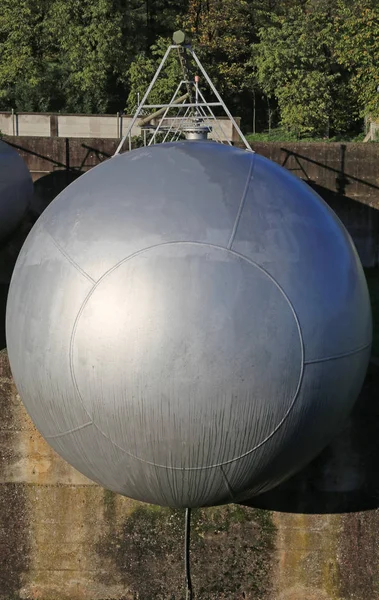 メータの貯蔵のための産業工場の円筒形タンク — ストック写真