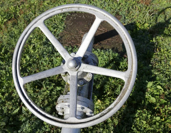 Detalhe de uma torneira com válvula de fechamento de tubo em um grande pl industrial — Fotografia de Stock