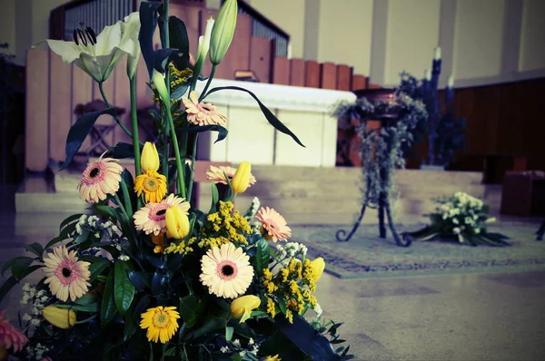 Gerberas flowers and calla lilies at the baptismal celebration — Stock Photo, Image