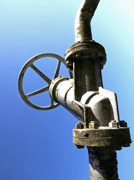 Velký kohoutek s uzavíracím ventilem potrubí v velké industri — Stock fotografie