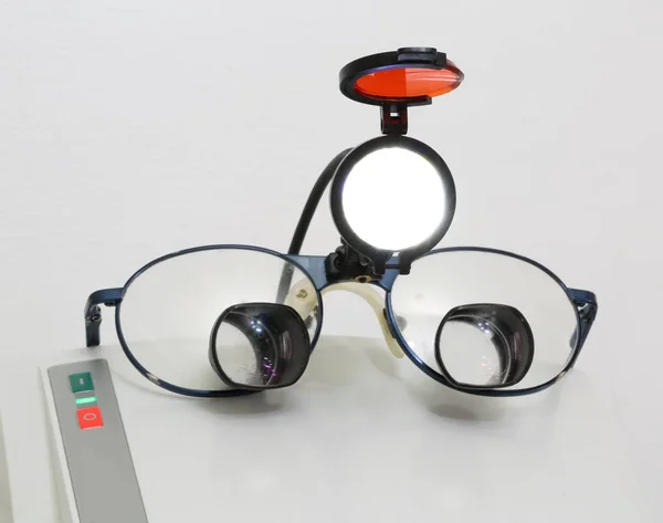 Bril met vier lenzen en een infrarood spotlight licht sur — Stockfoto
