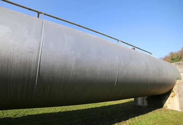 Гігантська сталева труба для транспортування газу або нафти — стокове фото