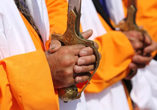 Hand av en Sikhisk man på fästet av svärdet under paraden — Stockfoto