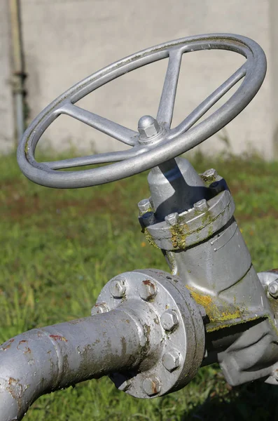 Torneira grande com válvula de fechamento de tubo em uma planta industrial — Fotografia de Stock